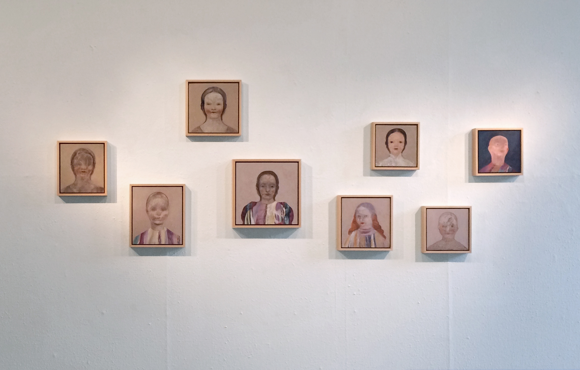 zeitreisende, exhibition "Mustererkennung", Galerie Prisma, Sara Welponer oil painting on wood, visage craquelé, craquelure